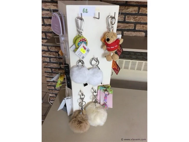 Dispenser met diverse sleutelhangers +…. - afbeelding 1 van  3