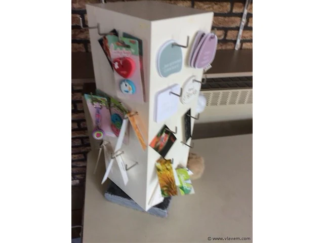 Dispenser met diverse sleutelhangers +…. - afbeelding 2 van  3