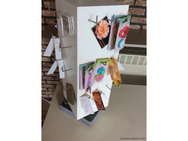 Dispenser met diverse sleutelhangers +…. - afbeelding 3 van  3