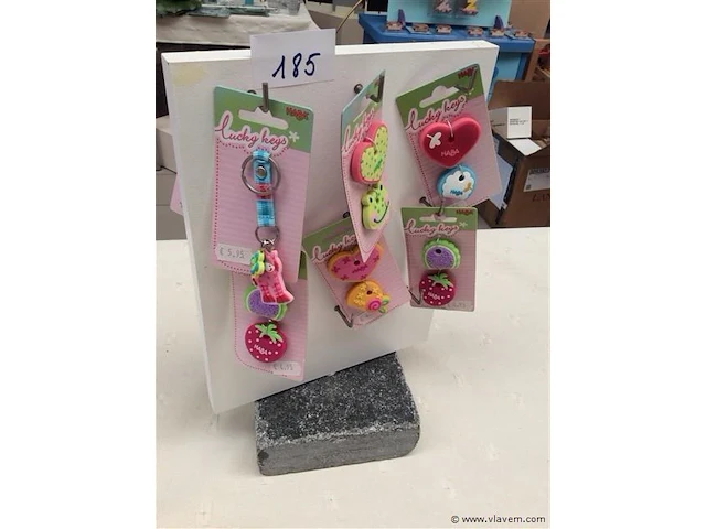 Dispenser met sleutelhangers - afbeelding 1 van  2