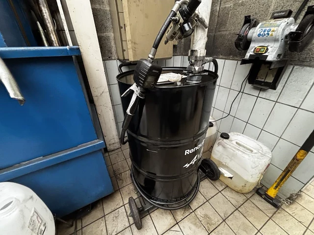 Div. aangebroken olievaten incl. verr. karren - afbeelding 2 van  12