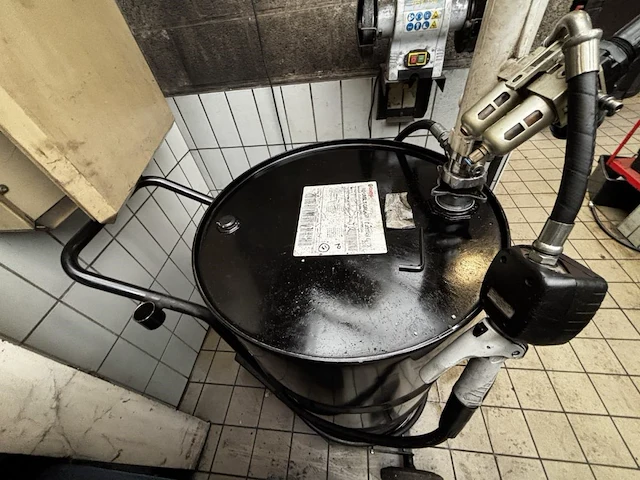 Div. aangebroken olievaten incl. verr. karren - afbeelding 4 van  12