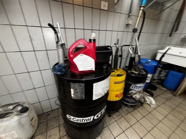 Div. aangebroken olievaten incl. verr. karren - afbeelding 1 van  12