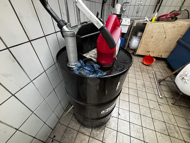 Div. aangebroken olievaten incl. verr. karren - afbeelding 5 van  12