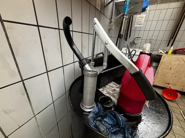 Div. aangebroken olievaten incl. verr. karren - afbeelding 6 van  12