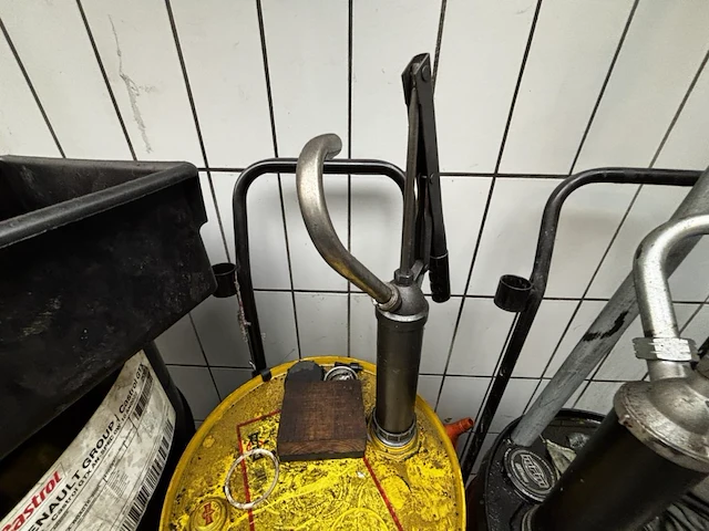 Div. aangebroken olievaten incl. verr. karren - afbeelding 8 van  12