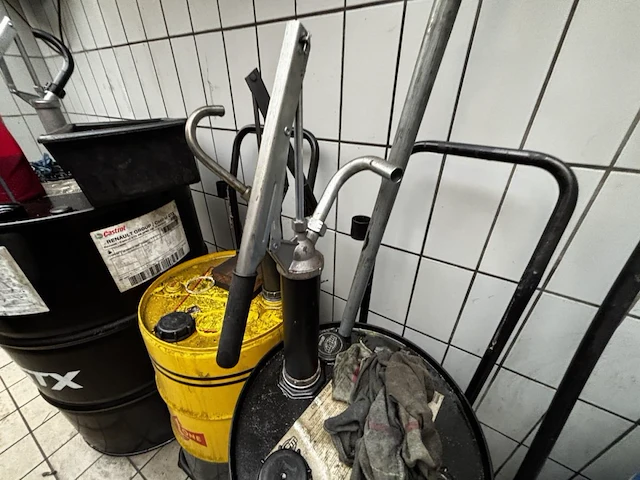 Div. aangebroken olievaten incl. verr. karren - afbeelding 9 van  12