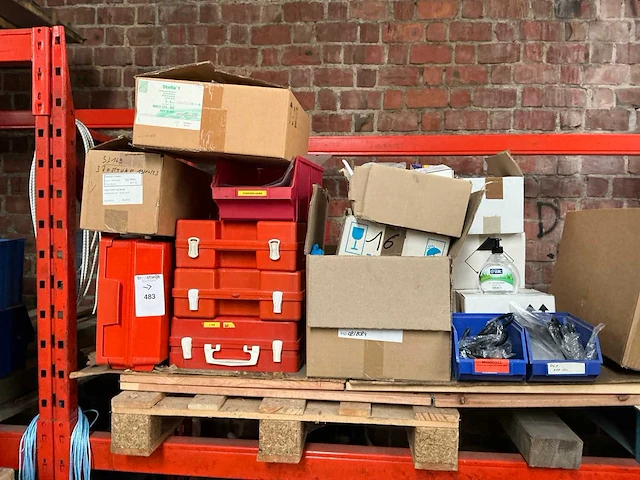 Divers ehbo materiaal - afbeelding 1 van  8