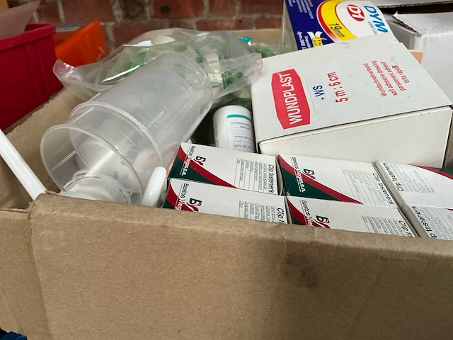 Divers ehbo materiaal - afbeelding 2 van  8