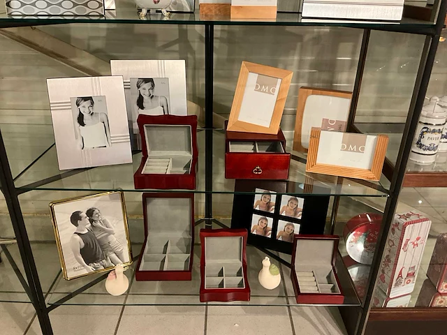Divers fotolijsten en juweelkofffers - afbeelding 3 van  3