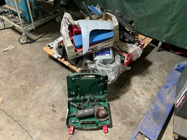 Divers gereedschap en garage inventaris - afbeelding 2 van  9