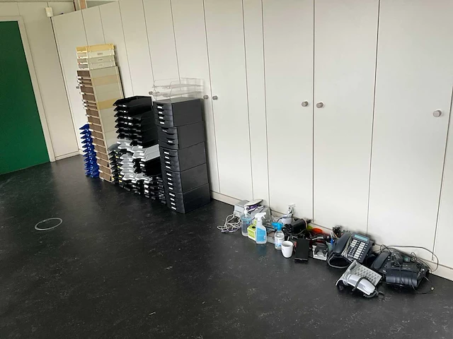 Divers kantoormeubilair - afbeelding 10 van  20