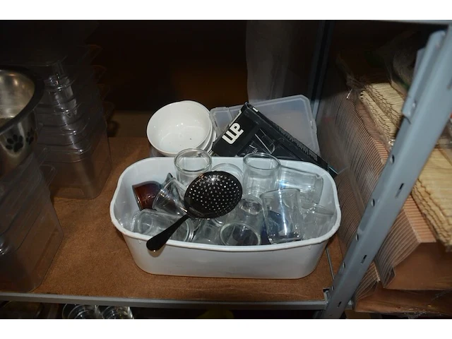 Divers keukengerief w.o. lepels, plastiek bakjes, glazen kommetjes, porseleinen kommetjes, inox sauspotjes (38) - afbeelding 2 van  17