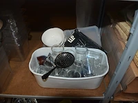 Divers keukengerief w.o. lepels, plastiek bakjes, glazen kommetjes, porseleinen kommetjes, inox sauspotjes (38) - afbeelding 2 van  17