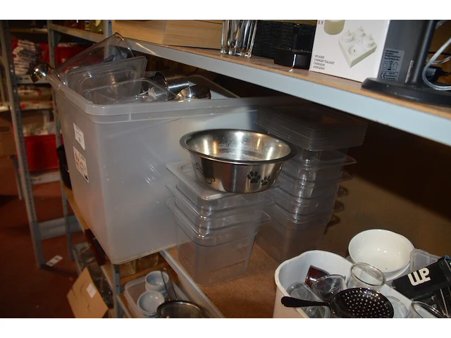 Divers keukengerief w.o. lepels, plastiek bakjes, glazen kommetjes, porseleinen kommetjes, inox sauspotjes (38) - afbeelding 4 van  17