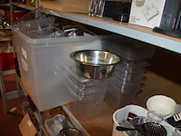 Divers keukengerief w.o. lepels, plastiek bakjes, glazen kommetjes, porseleinen kommetjes, inox sauspotjes (38) - afbeelding 4 van  17