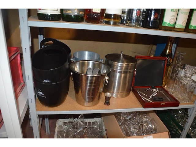 Divers keukengerief w.o. lepels, plastiek bakjes, glazen kommetjes, porseleinen kommetjes, inox sauspotjes (38) - afbeelding 5 van  17