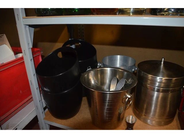 Divers keukengerief w.o. lepels, plastiek bakjes, glazen kommetjes, porseleinen kommetjes, inox sauspotjes (38) - afbeelding 6 van  17