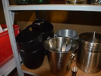 Divers keukengerief w.o. lepels, plastiek bakjes, glazen kommetjes, porseleinen kommetjes, inox sauspotjes (38) - afbeelding 6 van  17