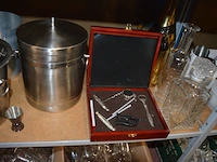 Divers keukengerief w.o. lepels, plastiek bakjes, glazen kommetjes, porseleinen kommetjes, inox sauspotjes (38) - afbeelding 7 van  17