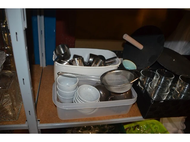 Divers keukengerief w.o. lepels, plastiek bakjes, glazen kommetjes, porseleinen kommetjes, inox sauspotjes (38) - afbeelding 8 van  17