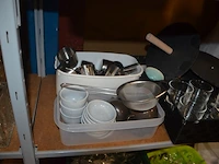 Divers keukengerief w.o. lepels, plastiek bakjes, glazen kommetjes, porseleinen kommetjes, inox sauspotjes (38) - afbeelding 8 van  17