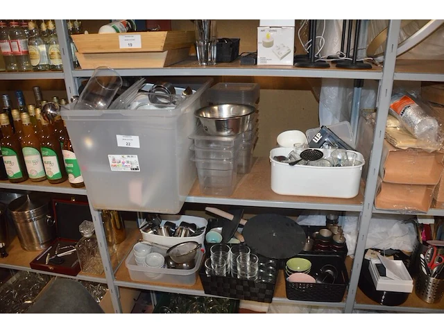 Divers keukengerief w.o. lepels, plastiek bakjes, glazen kommetjes, porseleinen kommetjes, inox sauspotjes (38) - afbeelding 1 van  17