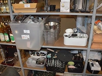 Divers keukengerief w.o. lepels, plastiek bakjes, glazen kommetjes, porseleinen kommetjes, inox sauspotjes (38) - afbeelding 1 van  17