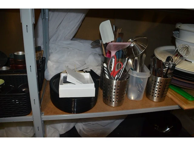 Divers keukengerief w.o. lepels, plastiek bakjes, glazen kommetjes, porseleinen kommetjes, inox sauspotjes (38) - afbeelding 10 van  17