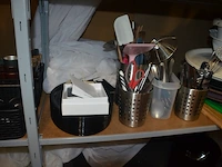 Divers keukengerief w.o. lepels, plastiek bakjes, glazen kommetjes, porseleinen kommetjes, inox sauspotjes (38) - afbeelding 10 van  17