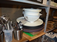 Divers keukengerief w.o. lepels, plastiek bakjes, glazen kommetjes, porseleinen kommetjes, inox sauspotjes (38) - afbeelding 11 van  17