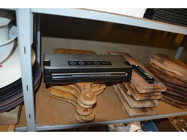 Divers keukengerief w.o. lepels, plastiek bakjes, glazen kommetjes, porseleinen kommetjes, inox sauspotjes (38) - afbeelding 12 van  17