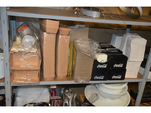 Divers keukengerief w.o. lepels, plastiek bakjes, glazen kommetjes, porseleinen kommetjes, inox sauspotjes (38) - afbeelding 16 van  17