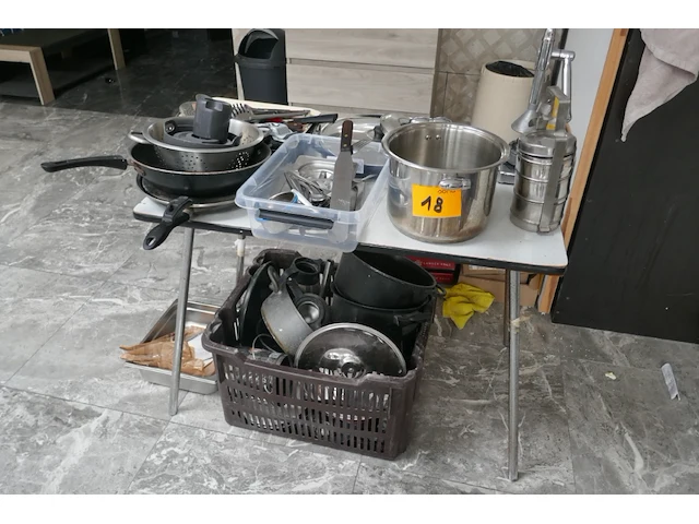 Divers keukenmateriaal - afbeelding 1 van  9