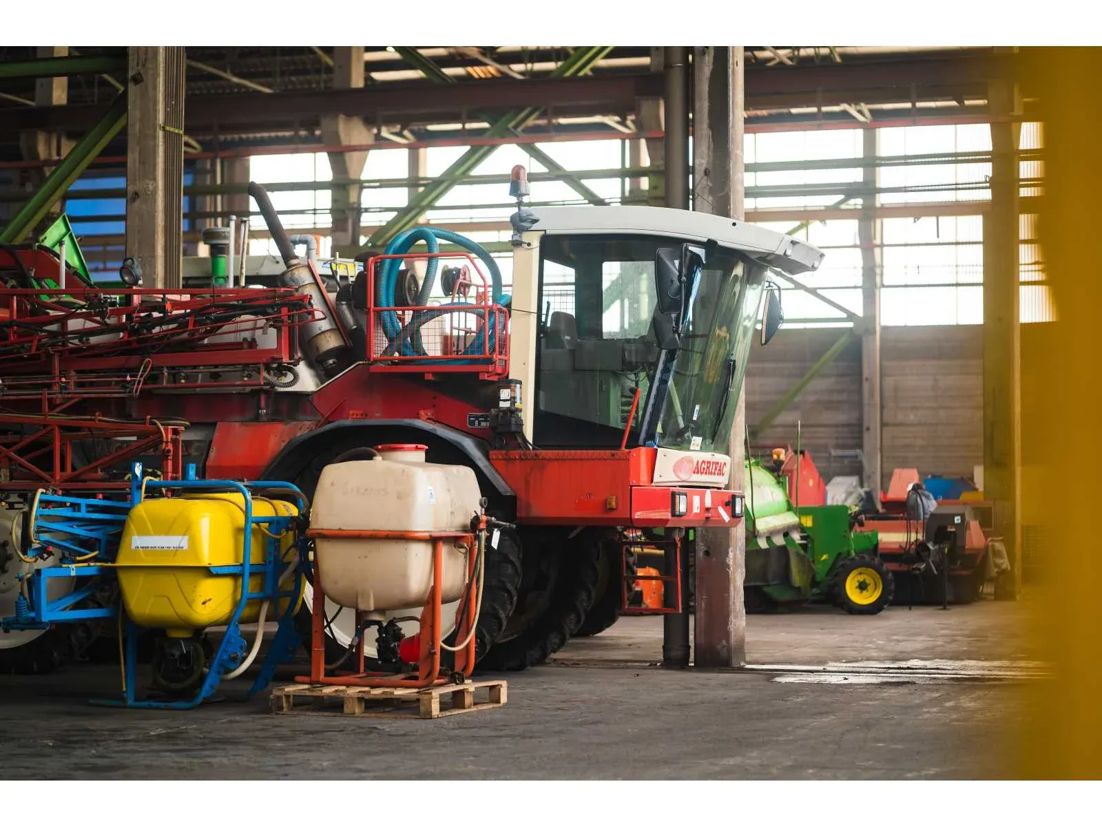 Divers landbouw- en grondverzet materiaal