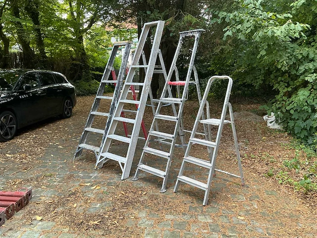 Divers lot van diverse ladders - afbeelding 1 van  8