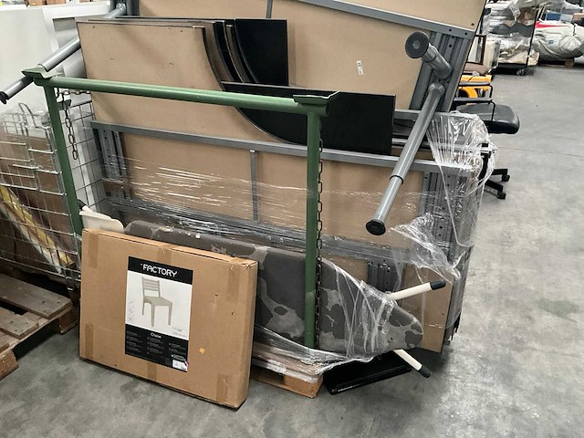 Divers meubilair/bureeltafels - afbeelding 1 van  15