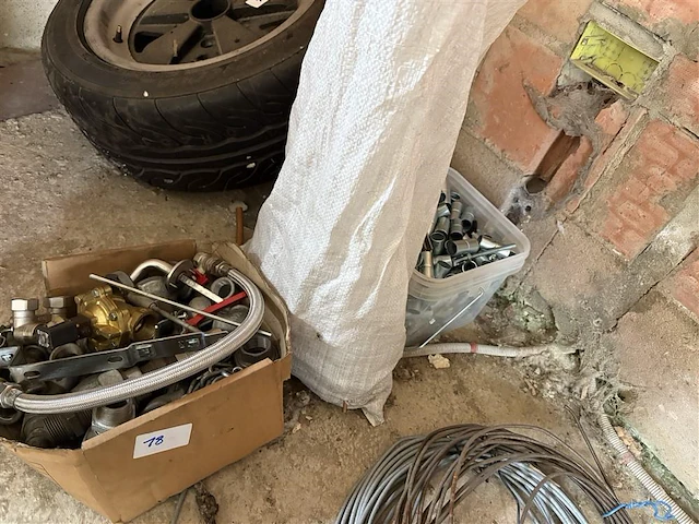 Divers sanitair materiaal - afbeelding 1 van  4