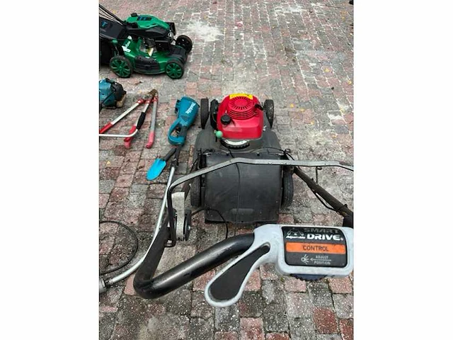 Divers tuingereedschap - tuin bewatering - afbeelding 3 van  10