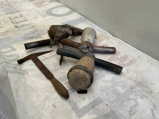 Diverse aannemersmaterialen - afbeelding 1 van  1
