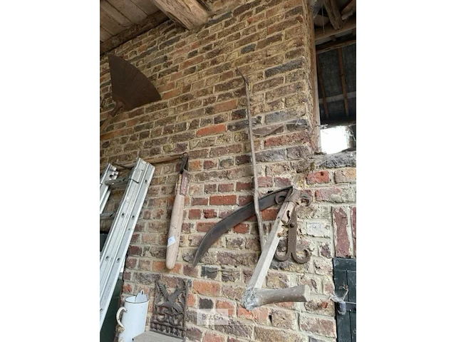 Diverse antieke werktuigen - afbeelding 1 van  8