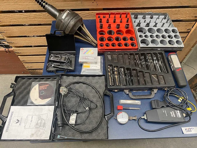 Diverse auto mechanica gereedschappen en toebehoren - afbeelding 1 van  11