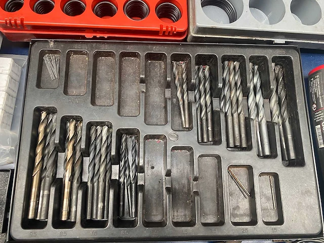 Diverse auto mechanica gereedschappen en toebehoren - afbeelding 9 van  11