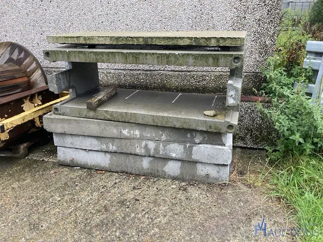 Diverse betonblokken - afbeelding 1 van  3