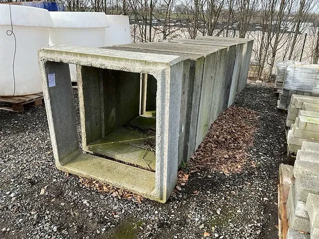 Diverse betonnen ophogingen - afbeelding 1 van  6