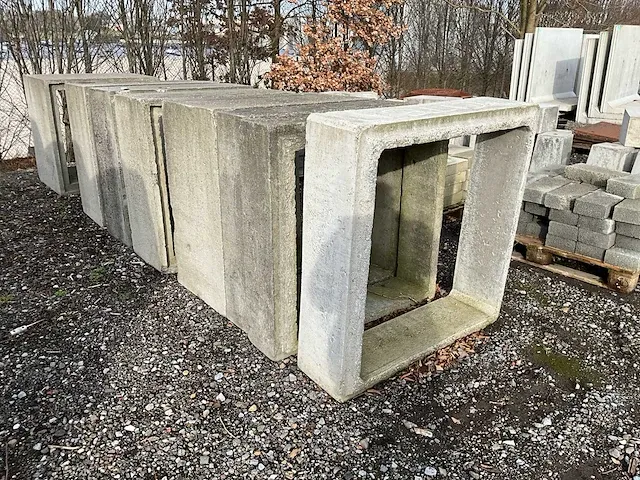 Diverse betonnen ophogingen - afbeelding 2 van  6