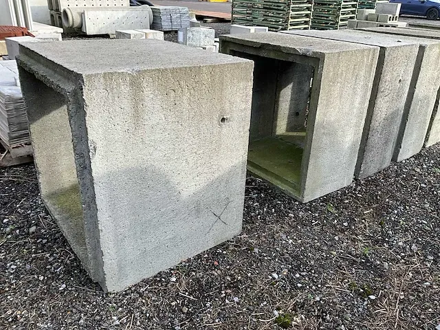Diverse betonnen ophogingen - afbeelding 3 van  6