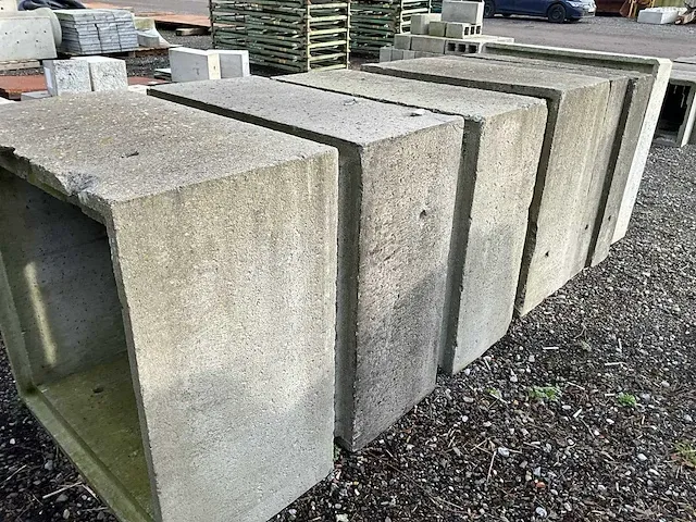 Diverse betonnen ophogingen - afbeelding 4 van  6