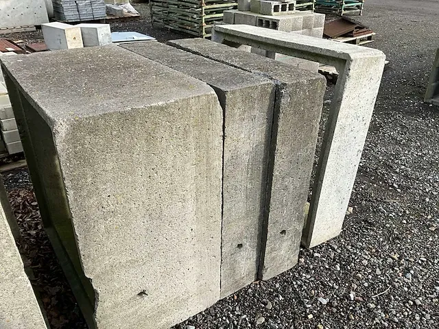Diverse betonnen ophogingen - afbeelding 5 van  6