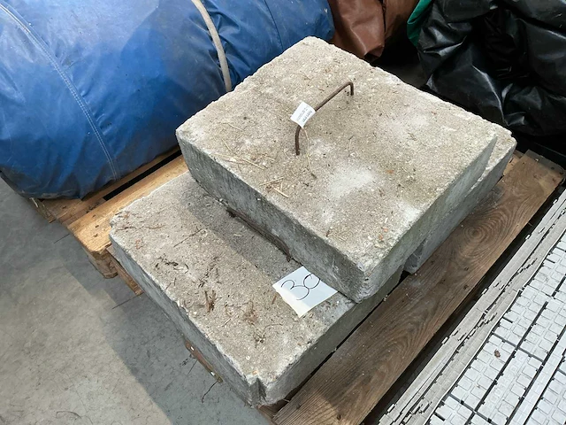 Diverse betonvoeten (7x) - afbeelding 1 van  2